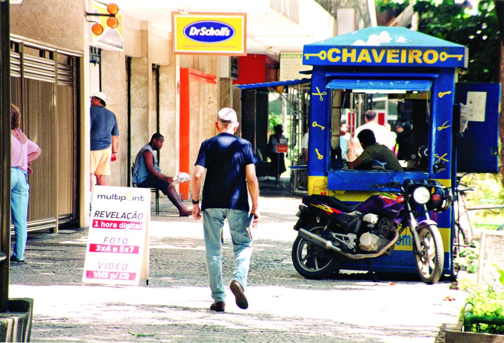 O escritor Rubem Fonseca costuma fazer caminhadas pelas ruas do Leblon, na zona sul do Rio de Janeiro | Alexandre Gaioto