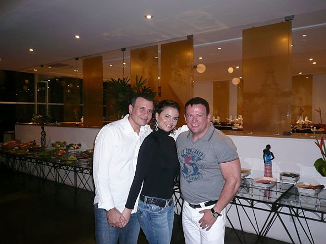 Em Salvador, Eliseu Portugal (à direita) conferiu as últimas novidades em tratamentos para combater o peso da idade. Na foto, o badalado médico cosmiatra paranaense com o colega Ítalo Rachid, o papa da Medicina Antiaging (antienvelhecimento) e a esposa Poliana. |