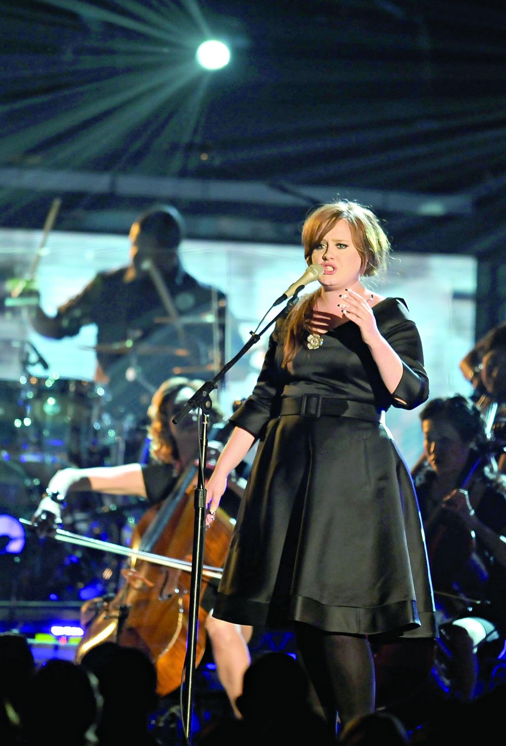 Durante a cerimônia do Grammy, Adele canta seu single Chasing Pavements | Reuters