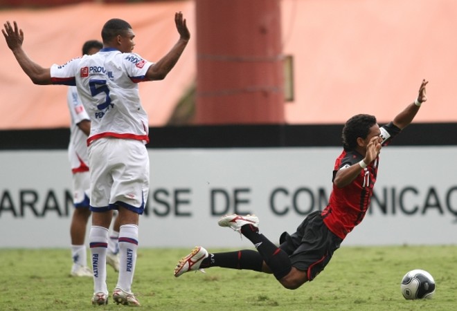 Escolado após o pênalti cometido sobre Júlio César no primeiro tempo, o volante paranista Agenor se apressou a alegar inocência na disputa de bola com Marcinho. |