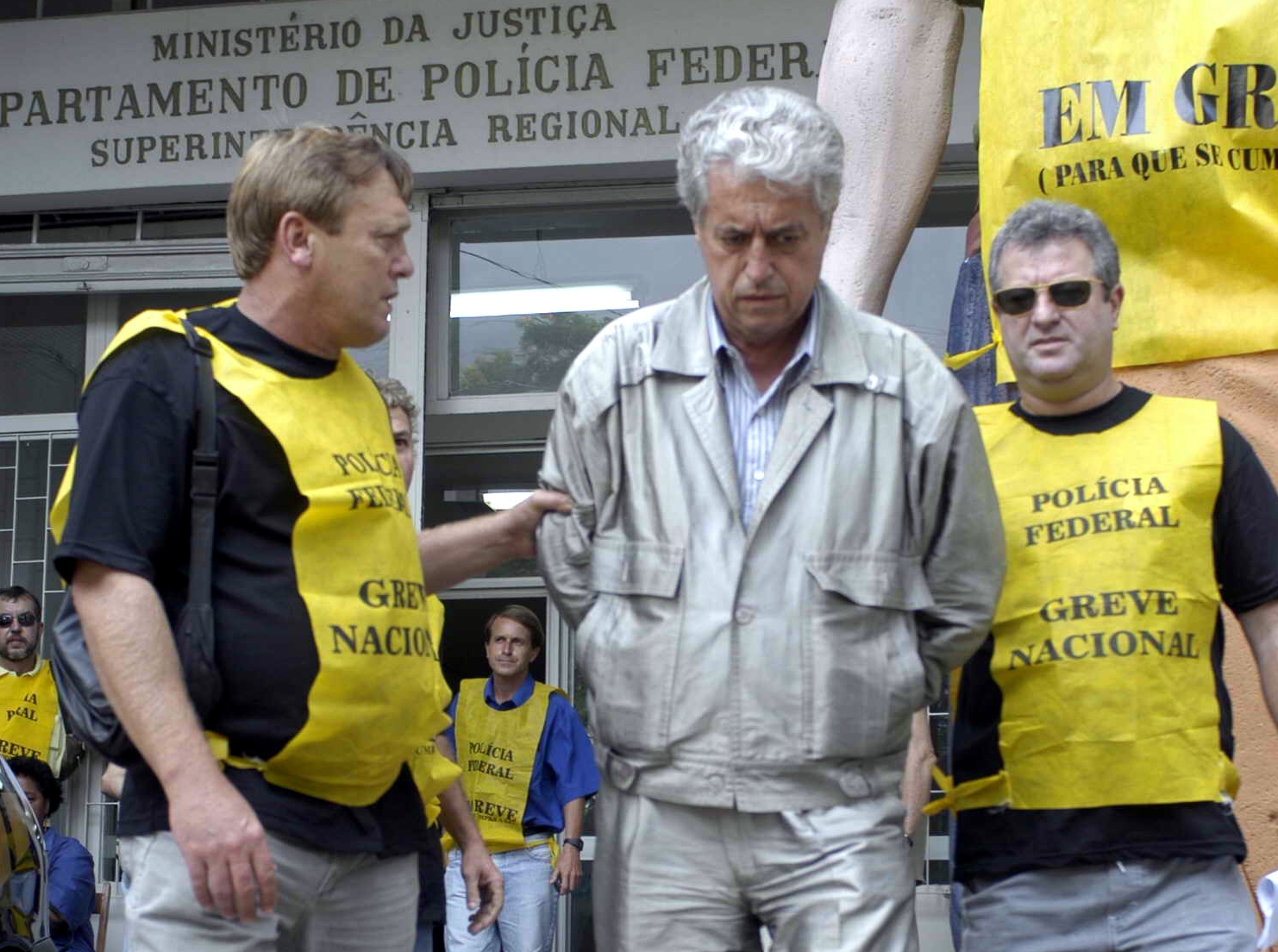 O empresário Sergio Naya ao ser preso pela Polícia Federal (PF) na cidade de Porto Alegre em março de 2004 | Arquivo