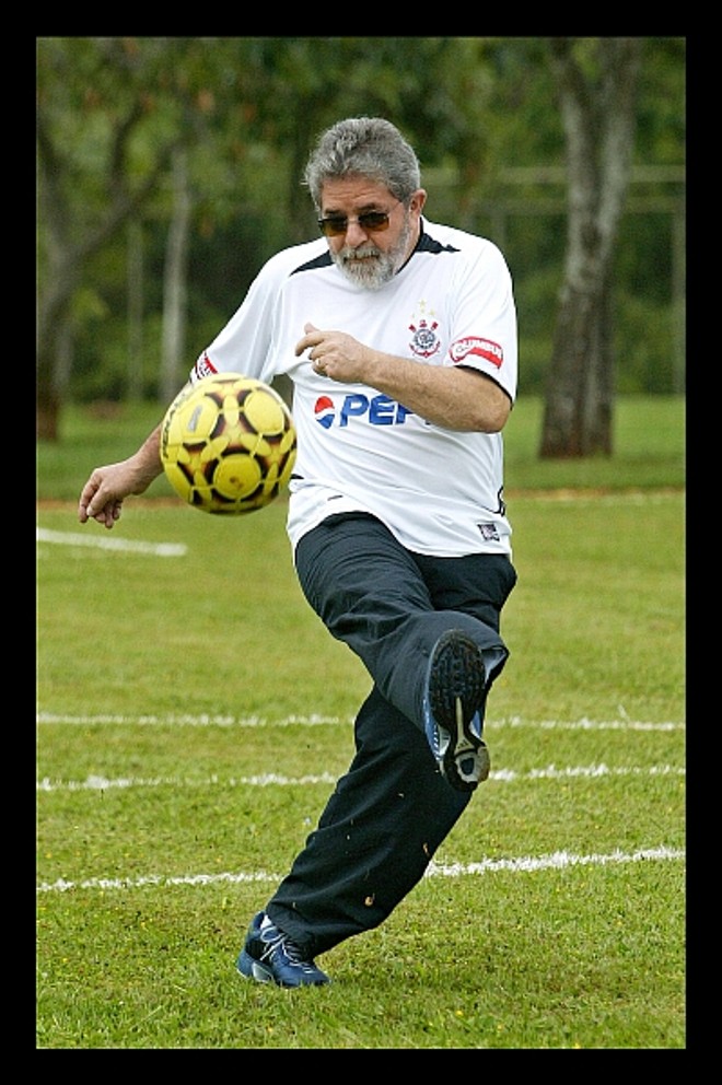 Lula chutando bola com a camisa do Corinthians, seu time do coração | 