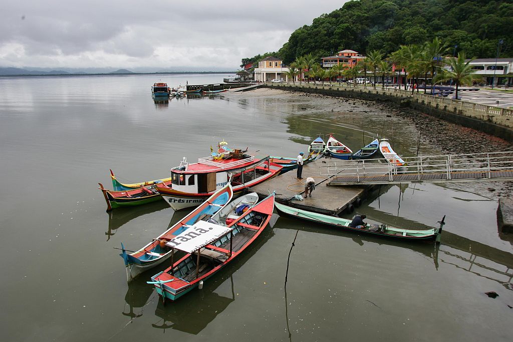 Na chegada, o colorido dos barcos de pesca recepciona os visitantes, que encontram na cidade paz e sossego | Jonathan Campos/Gazeta do Povo