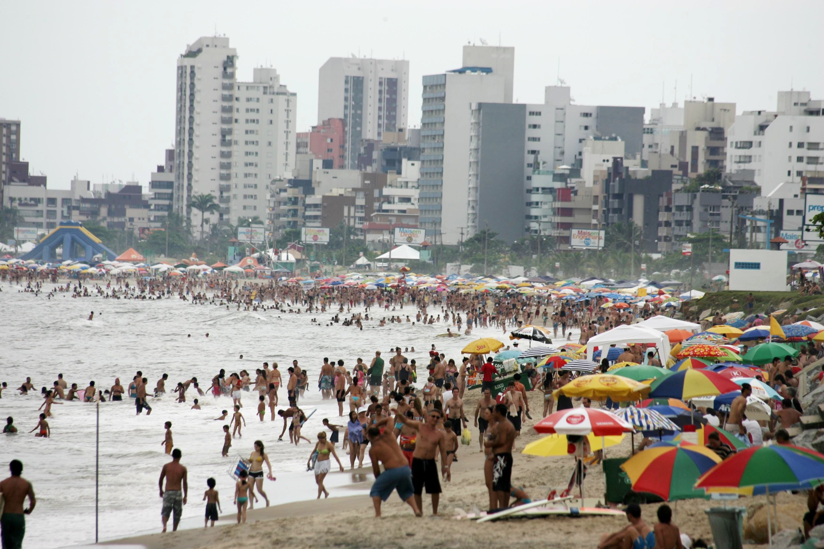 Folia no fim do mês e volta às aulas seriam as principais causas da queda no comércio | Daniel Castellano/Gazeta do Povo