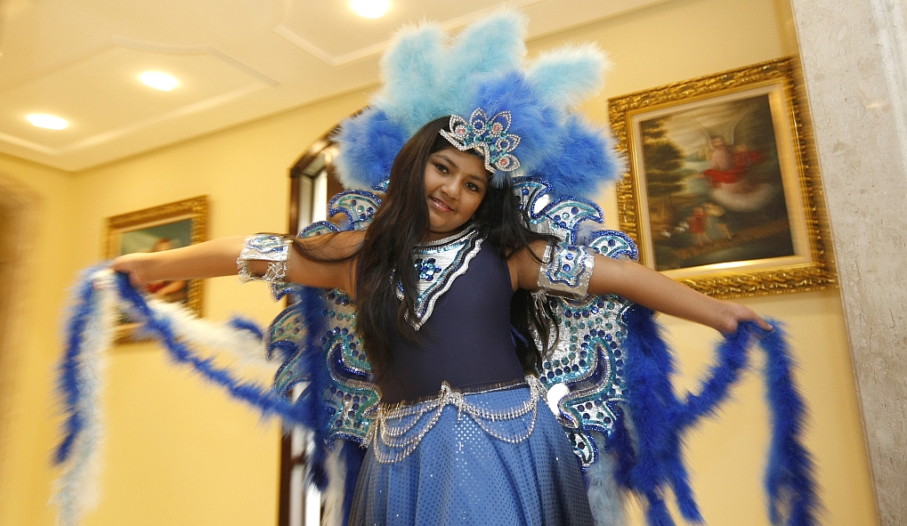Graziele, de 11 anos, capricha na fantasia para ganhar nos concursos. |