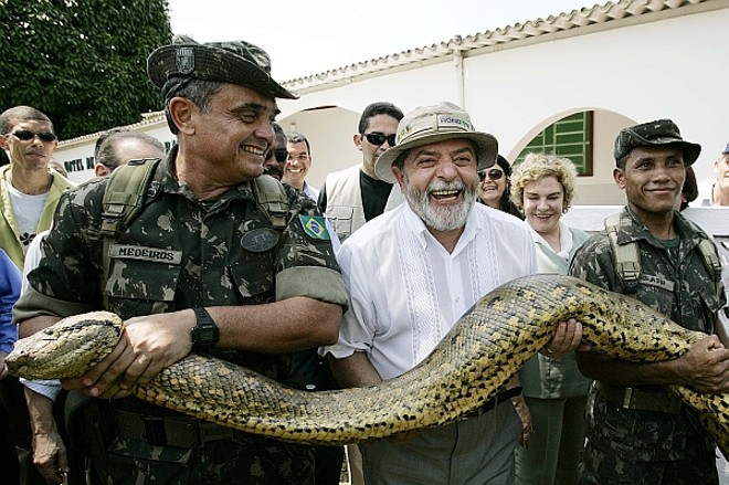 Presidente Lula e oficiais do Exército exibem sucuri durante visita a Tabatinga (AM) | 