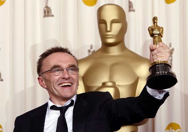 Diretor Danny Boyle celebra o prêmio de Melhor Diretor pelo filme