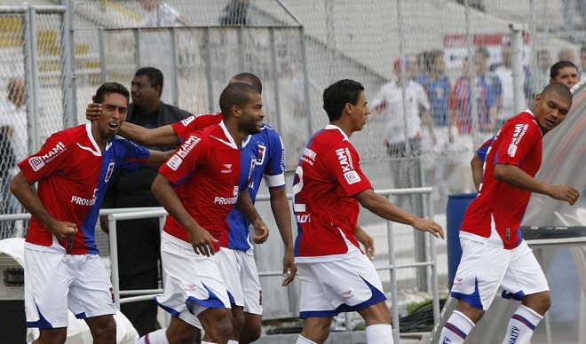 Wellington Sila (à esquerda) foi o autor dos dois gols paranistas na vitória desta quinta-feira |