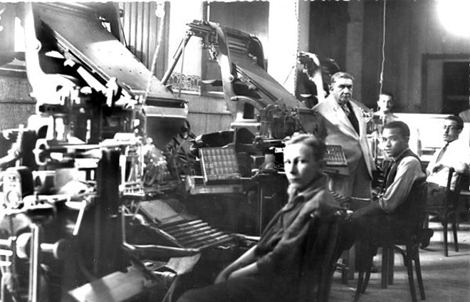 Linotipos, na década de 1940 |