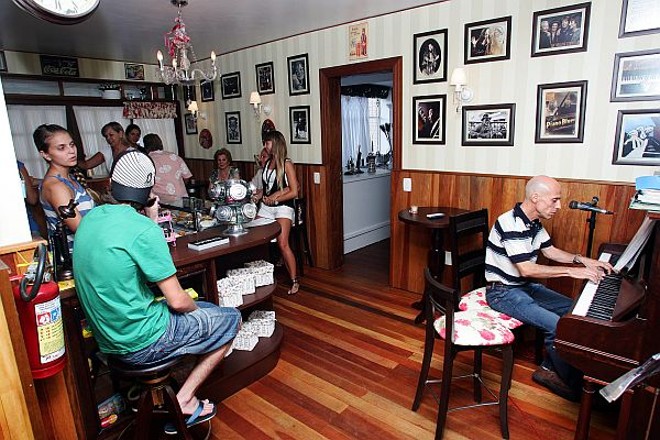 O músico Rodolfo Reichmann se apresenta nos fins de semana. No repertório, blues, jazz, MPB e bossa nova | 