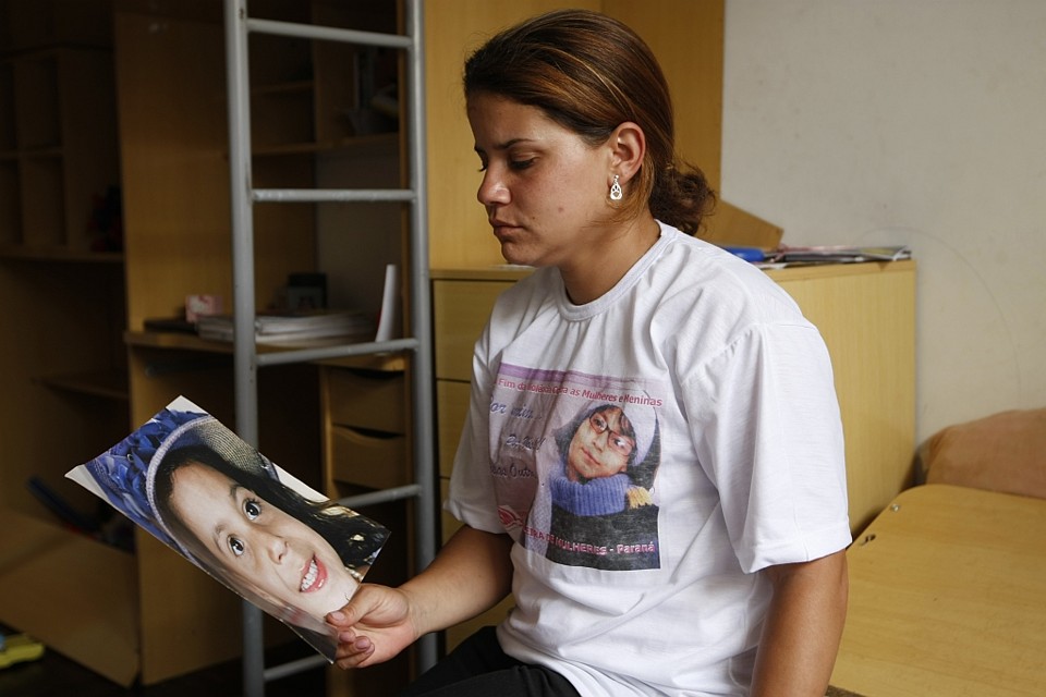 Na sexta-feira, Maria Cristina Lobo de Oliveira voltou, pela primeira vez após a morte da filha, à casa onde vivia com ela: as lembranças a fizeram mudar de endereço. | Fotos: Antonio Costa/Gazeta do Povo