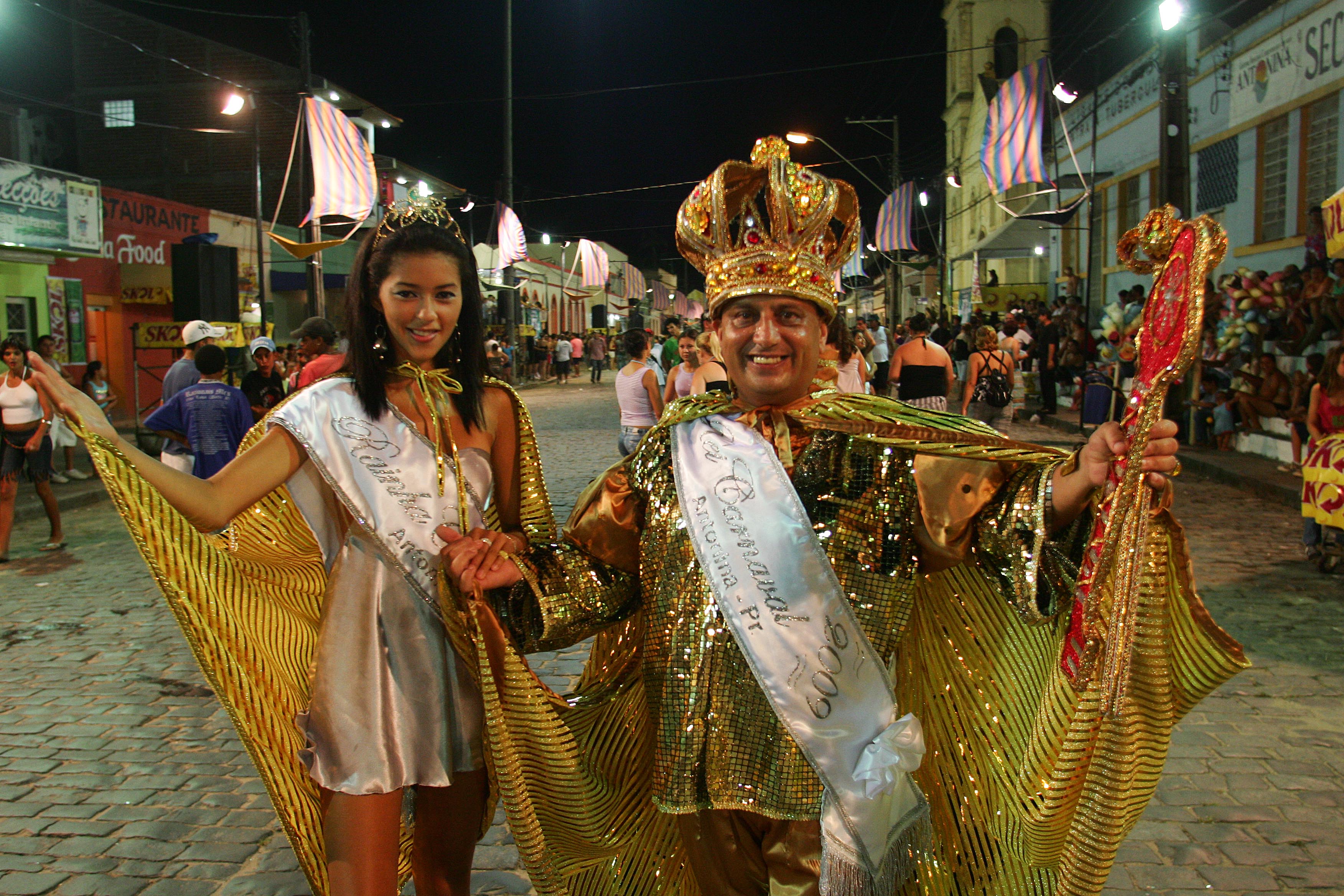 Airton Alves de Araujo e Karina Alves Xavier representam o carnaval antoninense como o Rei Momo e a Rainha | Valterci Santos/Gazeta do Povo