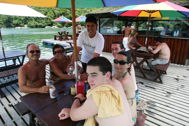 O aposentado Ivan Prado com a família: mordomia garantida | 