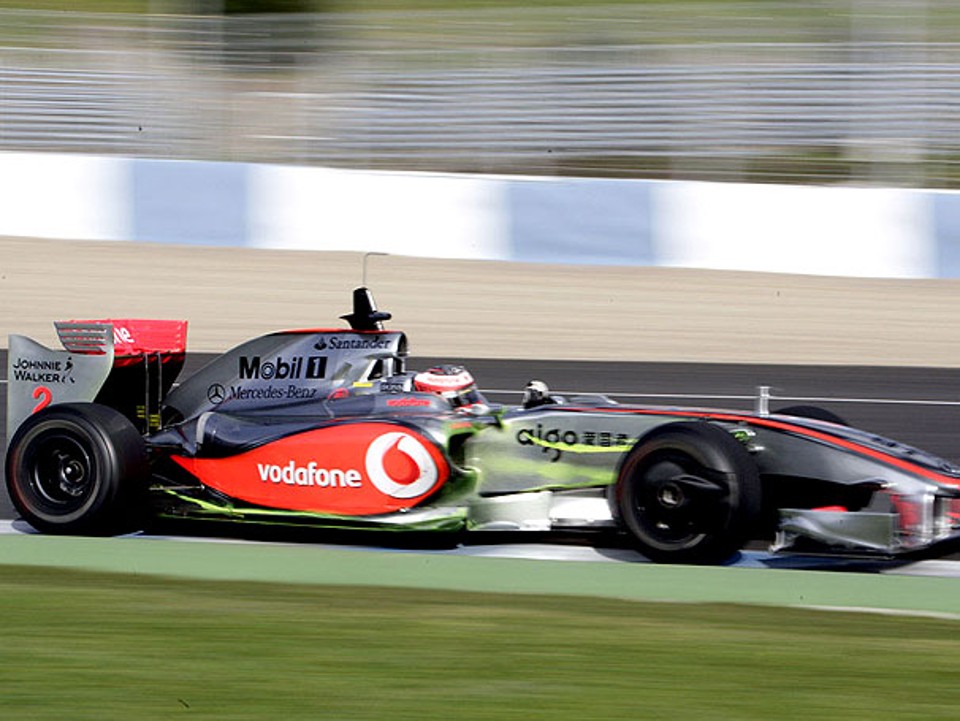 Líquido verde usado na carenagem da McLaren | Reprodução / Globoesporte.com
