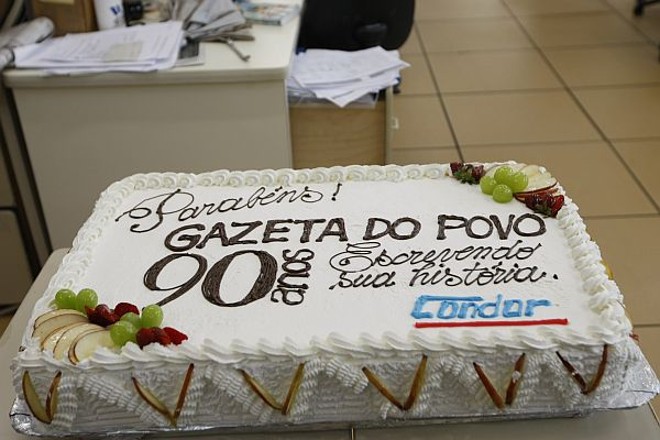 Os 90 anos da Gazeta do Povo foram comemorados ontem pela redação com um bolo gigante oferecido pelo Condor. Hoje, o Atlético presta homenagem ao jornal durante o intervalo da partida com o J. Malucelli. | 