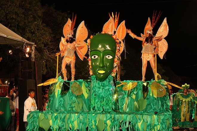 Corso de Tibagi faz 99 anos - Tibagi Em cinco dias de carnaval, a população da pacata Tibagi, nos Campos Gerais, triplica com a chegada de turistas que viajam para aproveitar o