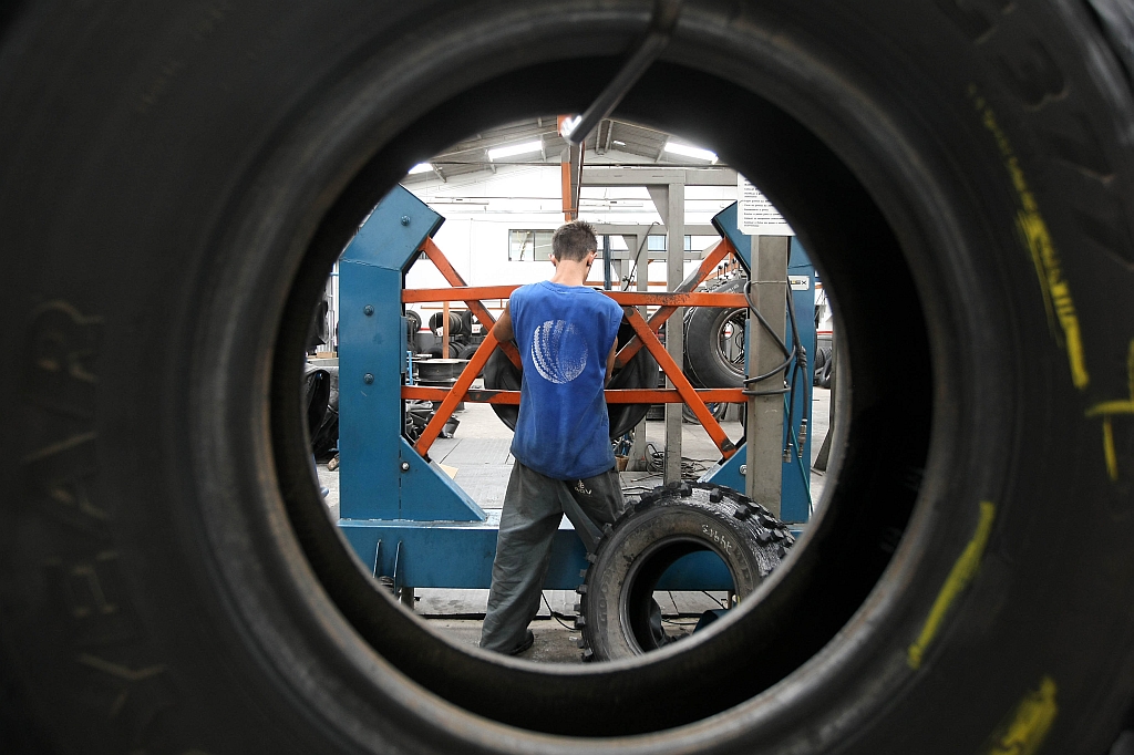Recauchutadora de pneus sentiu a crise na pele: com produção menor, os caminhões rodam menos e a demanda cai | Hedeson Alves/Gazeta do Povo