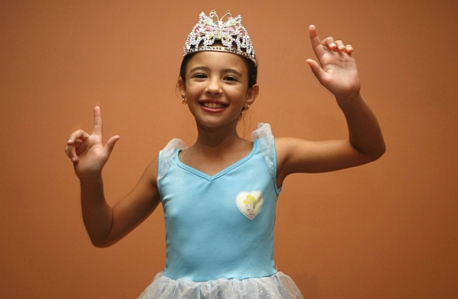 Luiza não perde o baile infantil nem na praia. |