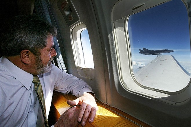 A bordo do Boeing presidencial, Lula observa um Mirage da FAB | 