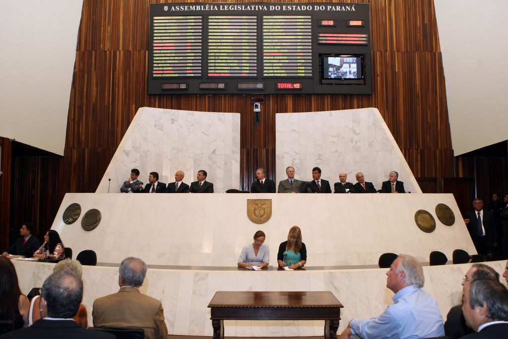 Posse de Nelson Justus no plenário da Assembleia: se o projeto de aposentadoria for devolvido pelo governador, será sancionado imediatamente | Hedeson Alvez/Gazeta do Povo