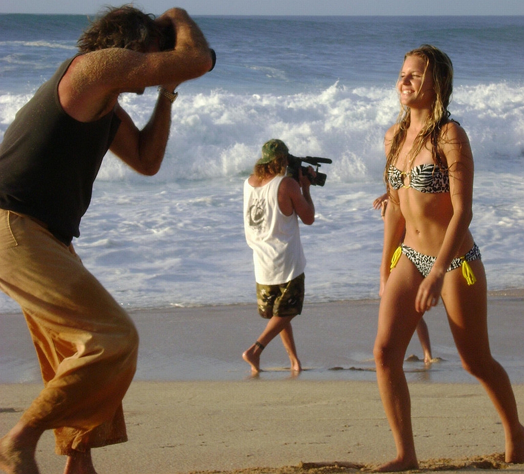 Natural de Salto do Lontra, no Sudoeste do Paraná, Bruna Schmitz está na Austrália, onde estreia na divisão de elite do surfe mundial no próximo dia 28. A bela paranaense também é a estrela da campanha da linha feminina Roxy, grife inclusive que a patrocina. | Divulgação