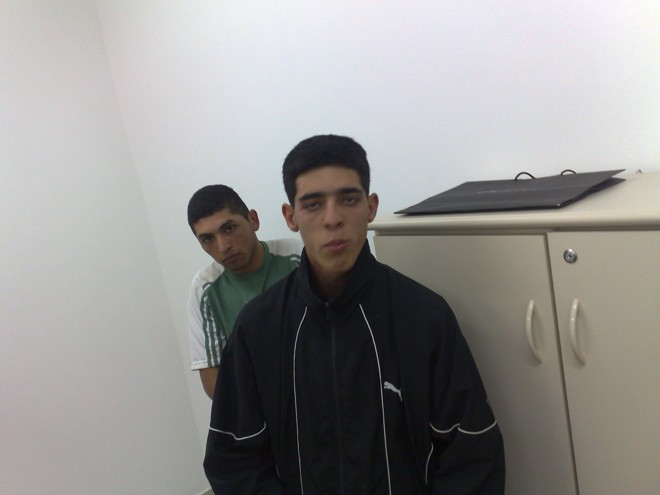 Weryckson Ricardo Pontes (de negro) e Michel Afonso Machado, suspeitos de matar um empresário na madrugada de quinta-feira |