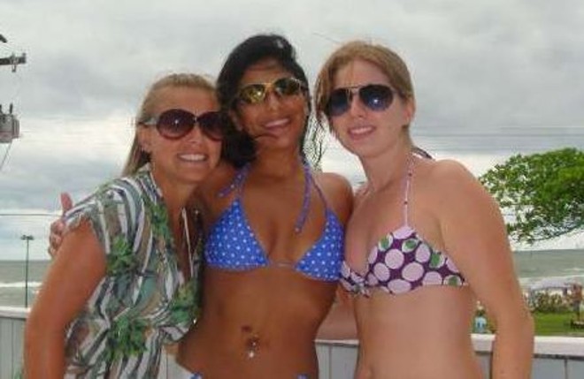 Praia com as amigas - Flávia, abraçada por Jessica Miller e Renata Mercer, frequenta a praia de Caiobá desde criança. A foto foi enviada por ela para a Galeria do Internauta, do site do Verão |