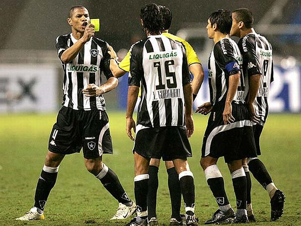 Folclórico zagueiro André Luis que interessa ao Coxa é o mesmo que se envolveu em confusão no Botafogo em 2008 | Reuters