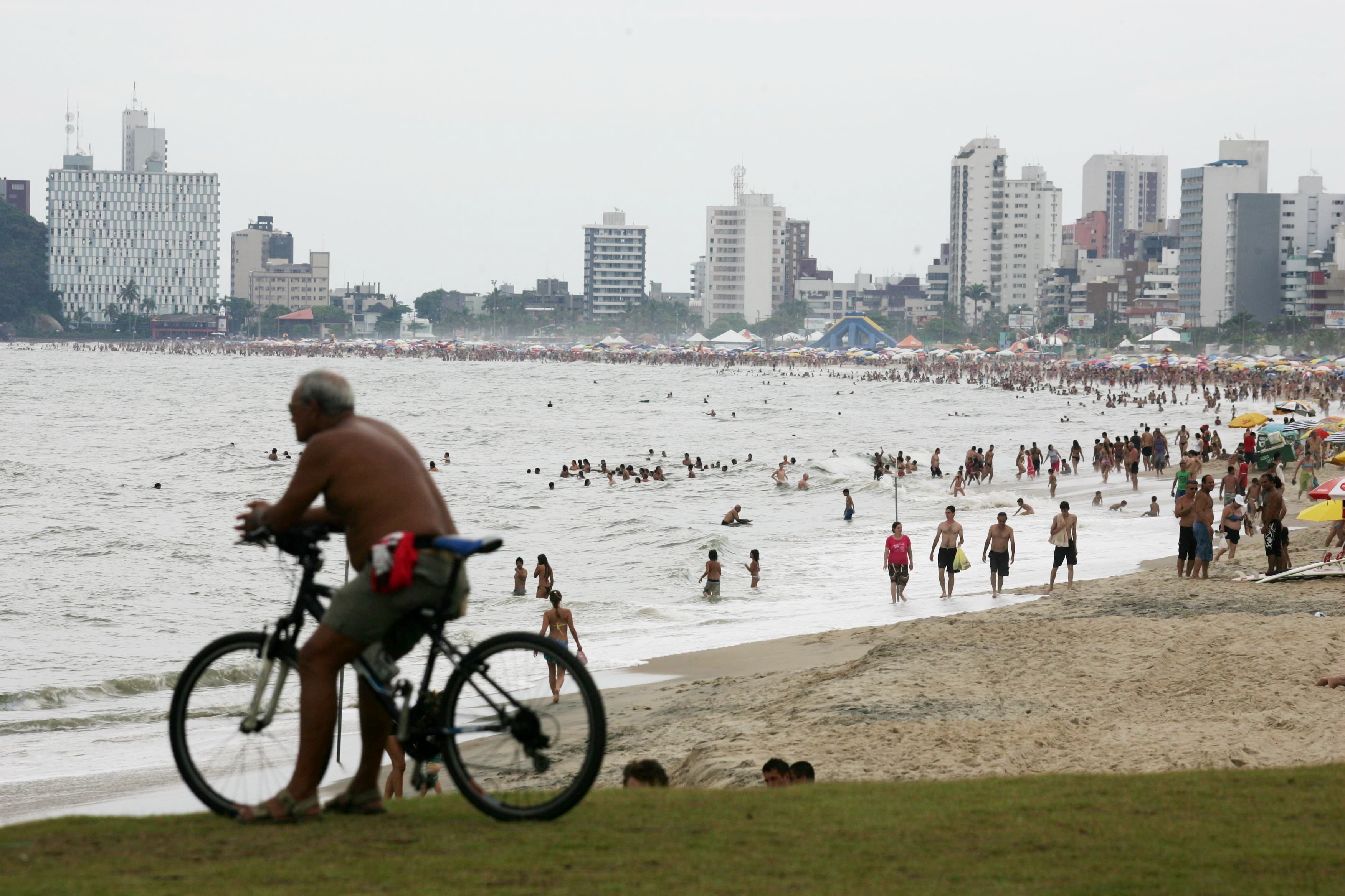 Tempo quente deixa as praias cheias nesta segunda-feira | Daniel Castellano/Gazeta do Povo