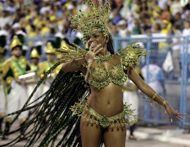 A Império Serrano foi a primeira escola a entrar na avenida homenageando Iemanjá |
