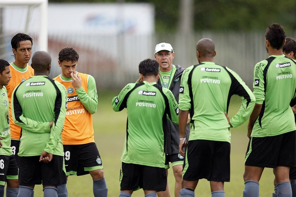 Ivo Wortmann exige respeito com o Holanda. Mas treinador quer também que o time liquide o confronto já na partida de hoje, em Manaus | Hedeson Alves/Gazeta do Povo