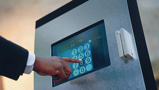 O Compass, da Otis, é um sistema de antecipação de destino que indica qual elevador chegará mais rápido ao destino. |