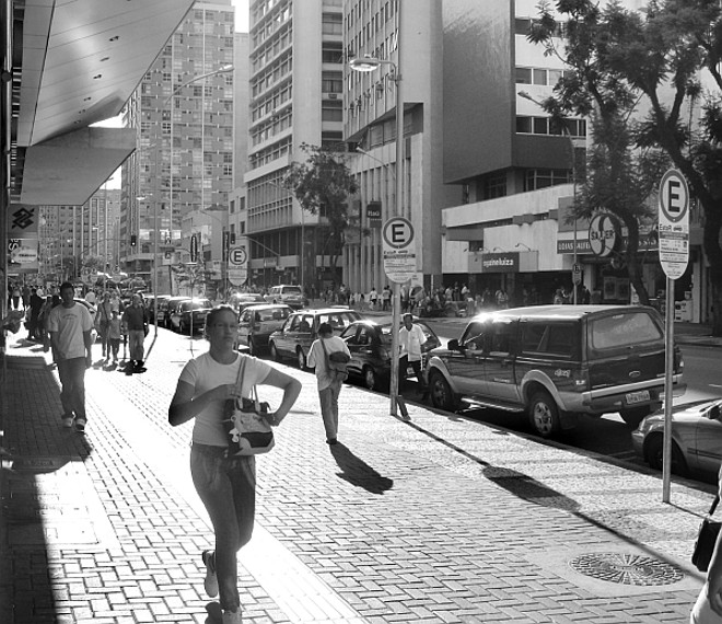 ... e calçada perfeita na Marechal Deodoro. |