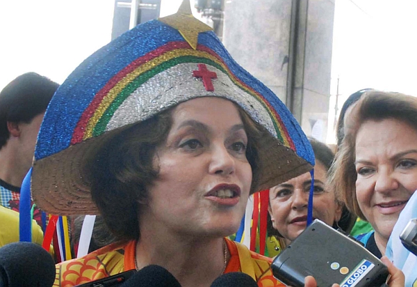 Perfil de candidata: Dilma, com chapéu típico, abraçou crianças e tirou muitas fotos. | Antônio Cruz/ABr