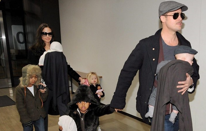 Brad Pitt e família chegando ao aeroporto do Japão | Reprodução/O Globo Online