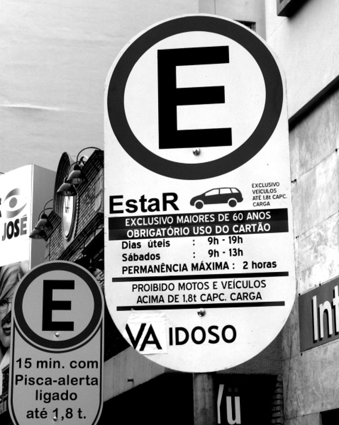 Placa para causar confusão. |