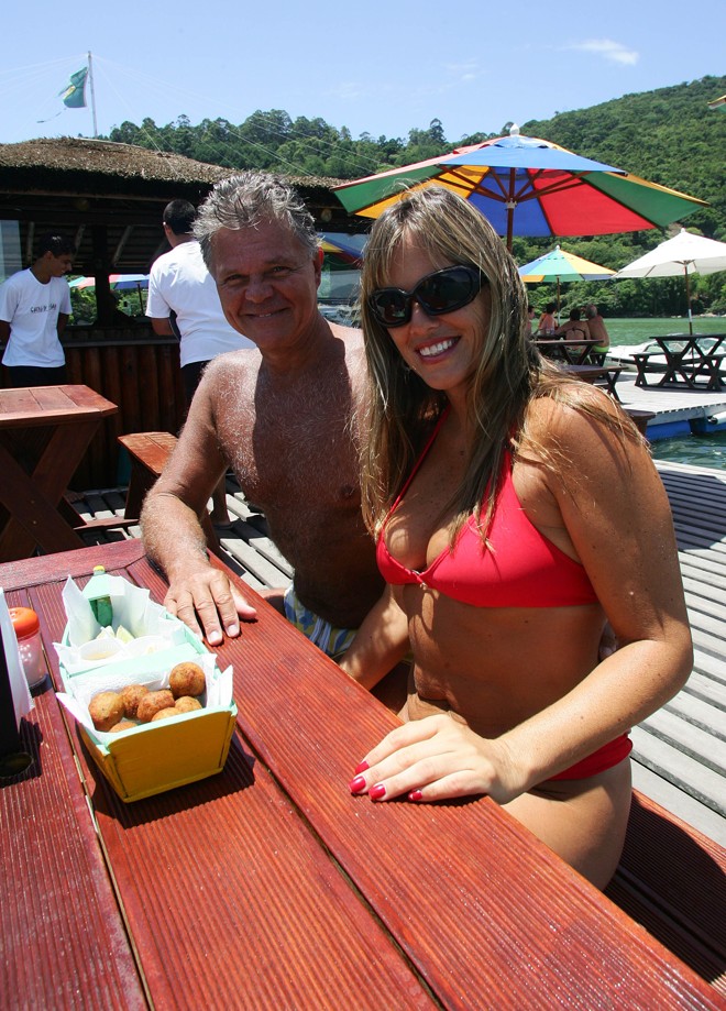 Mesmo sem barco, os gaúchos Carlos e Gilsane frequentam os bares flutuantes de Porto Belo | 