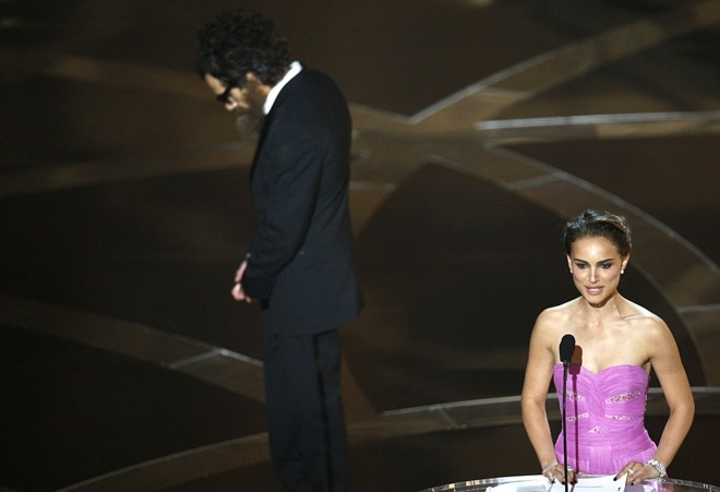 Natalie Portman anuncia os indicados enquanto Ben Stiller passeia pelo palco |