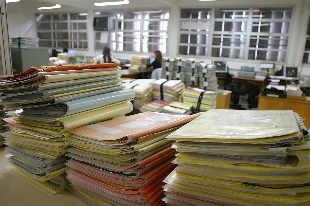 Pilha de processos: falta de informatização e instalações precárias contribuem para o acúmulo de ações na Justiça | Henry Milléo/Gazeta do Povo