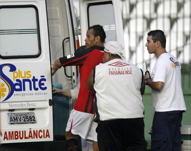 O clássico teve direito a Júlio César sair do jogo com suspeita de fratura na costela |