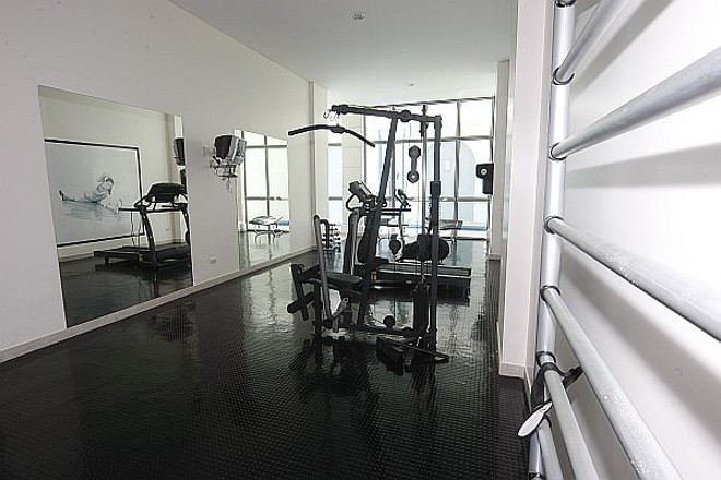 Espaço fitness do condomínio LEssence, da San Remo. A sala é integrada com piscina de uma raia aquecida. |