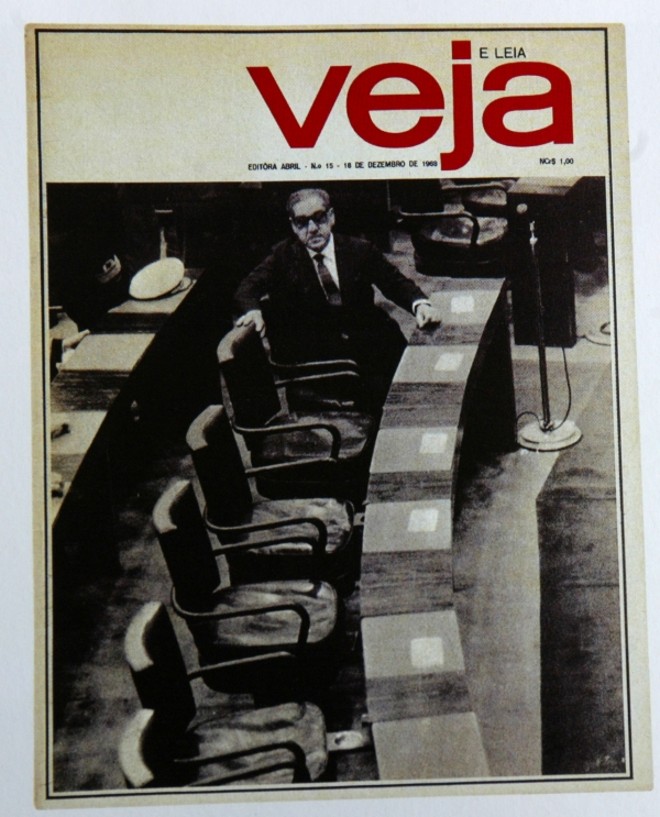 O futuro presidente Costa e Silva, em visita à Câmara dos Deputados, foi flagrado no plenário vazio por Roberto Stuckert. A revista Veja colocaria a foto numa capa de dezembro de 1968, que coincidiu com a decretação do AI-5 e o fechamento do Congresso. Parte da edição foi apreendida. | 