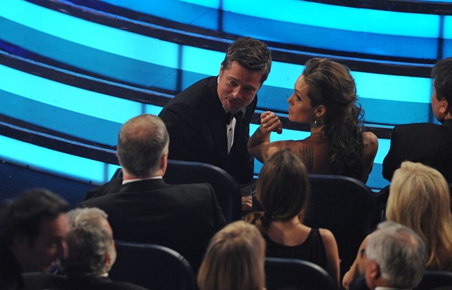 Angelina Jolie e Brad Pitt conversam com convidados - casal estava na primeira fila |