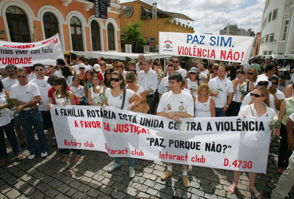 Manifestantes distribuíram rosas brancas em troca de um sorriso. | Rodolfo Bührer/ Gazeta do Povo