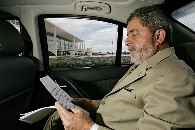 Presidente Lula chegando ao Palácio da Alvorada. | 