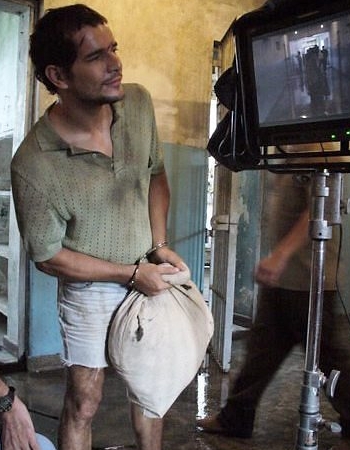 Daniel de Oliveira confere suas cenas durante um intervalo das filmagens de "400 contra 1 - Uma história do Comando Vermelho" | Divulgação