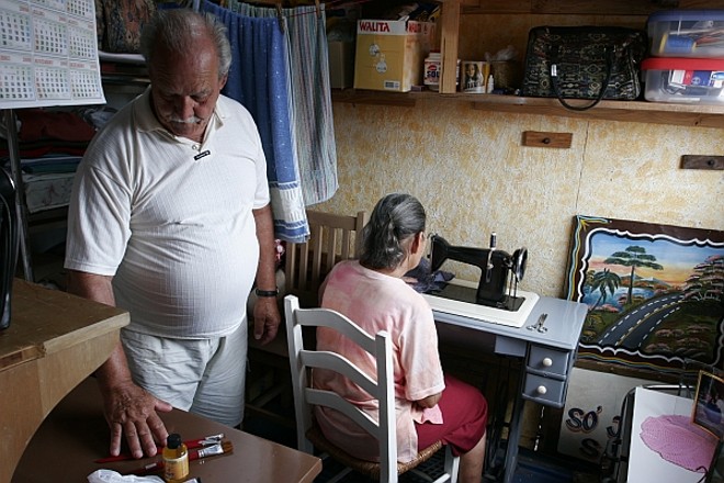 Os 2,5 metros de largura por 10 de comprimento abrigam também uma oficina para o casal | 