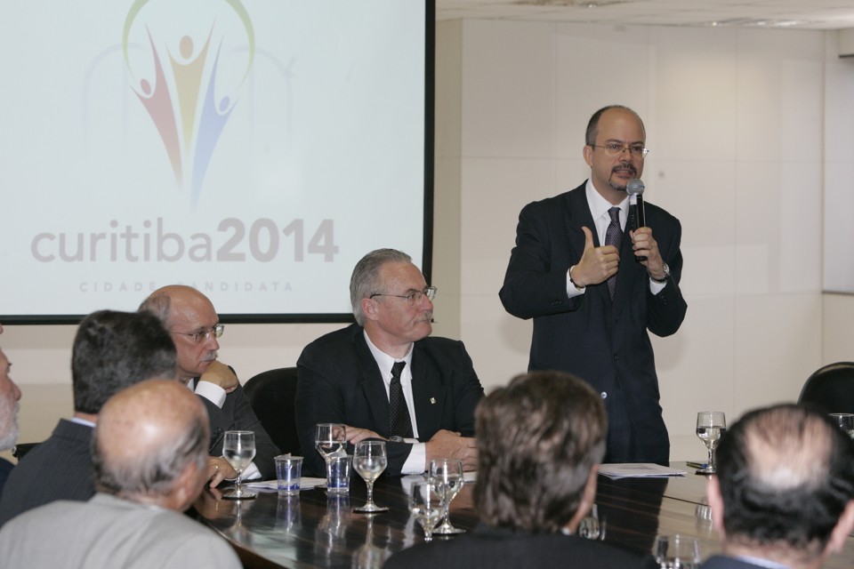 Ministro do Turismo, Luiz Barretto (em pé), elogia estrutura hoteleira de Curitiba para a Copa 2014 | Marcelo Elias / Gazeta do Povo