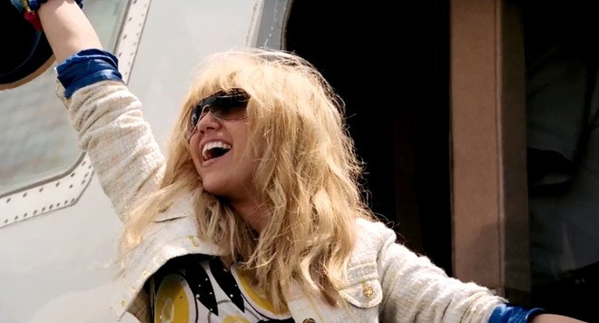 Hannah Montana tem uma surpresa: ela acha que o destino é Nova York, mas acaba em uma pequena cidade do Tennessee | 
