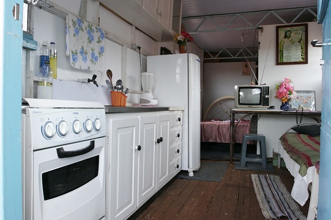 Cozinha conta com fogão e geladeira novos | 